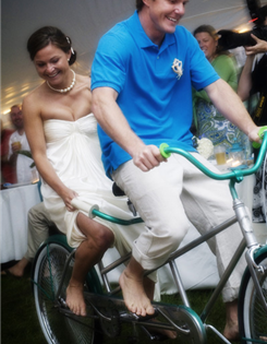 wedding couple on a bicycle