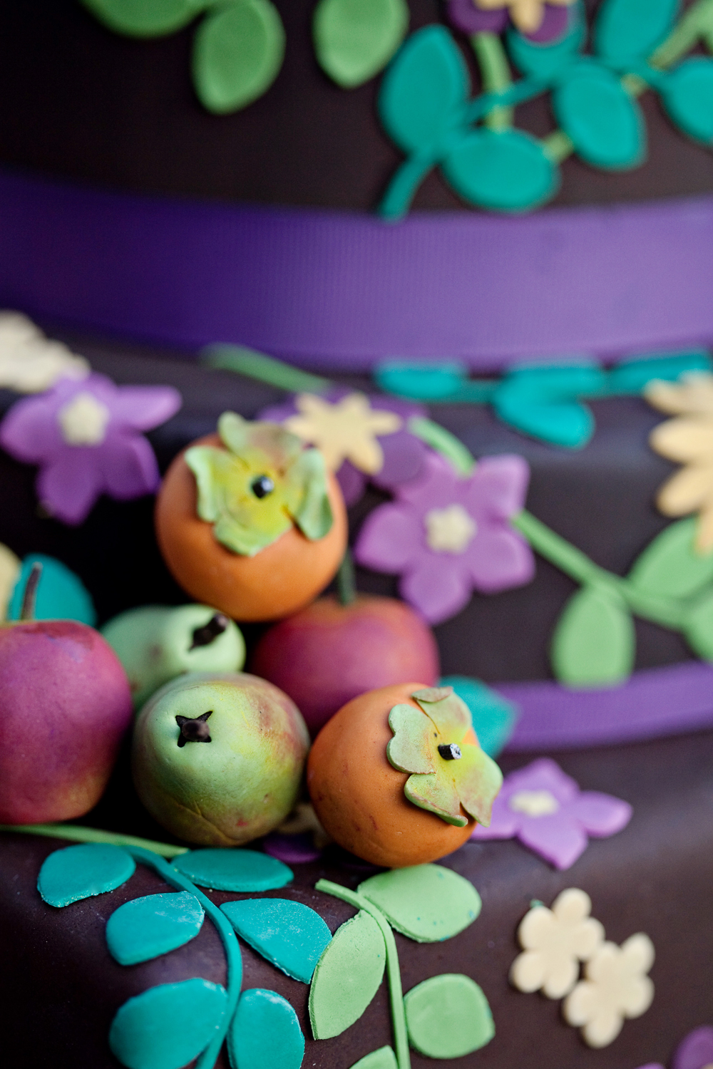 embellished-chocolate-fondant-wedding