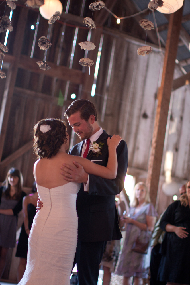barn-yard-wedding-with-antique-touches