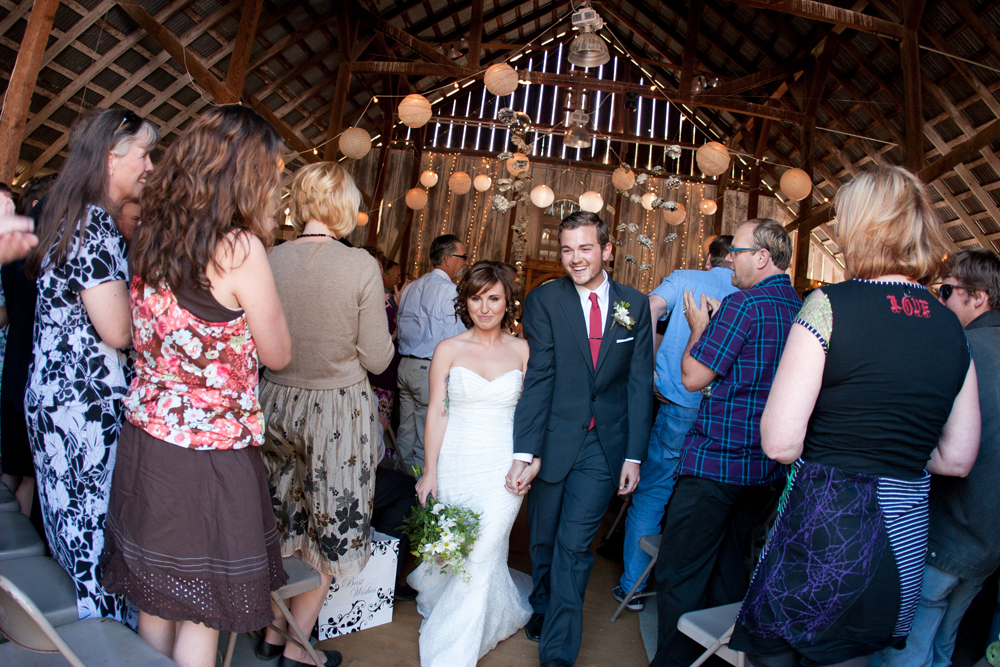 barn-yard-wedding-with-antique-touches