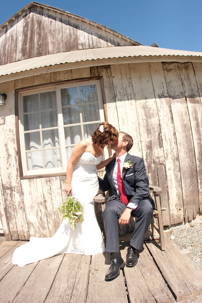 barn-yard-wedding-with-antique-touches