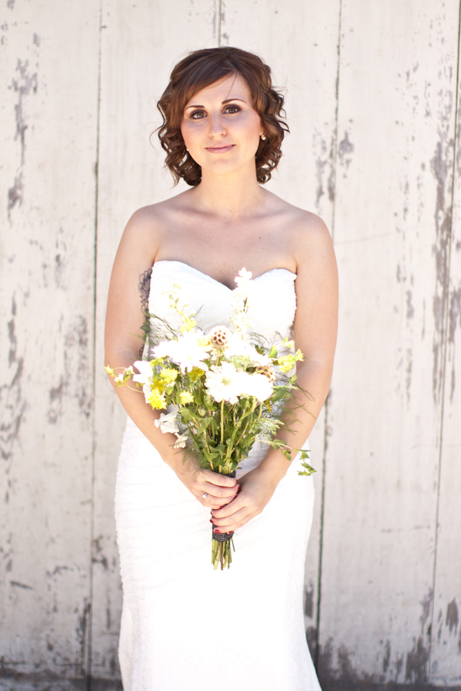 barn-yard-wedding-with-antique-touches