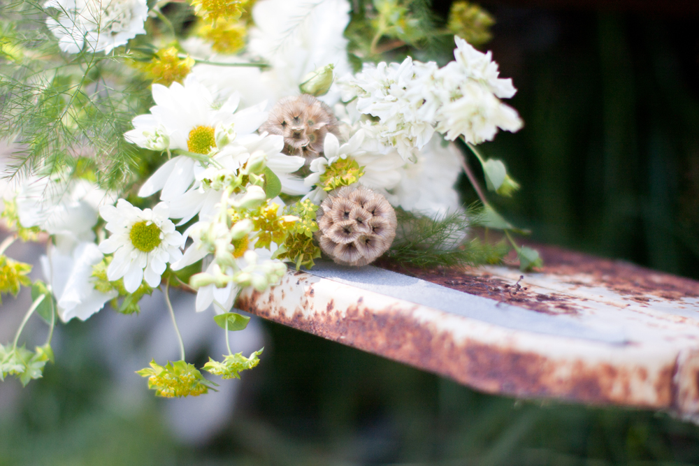 barn-yard-wedding-with-antique-touches