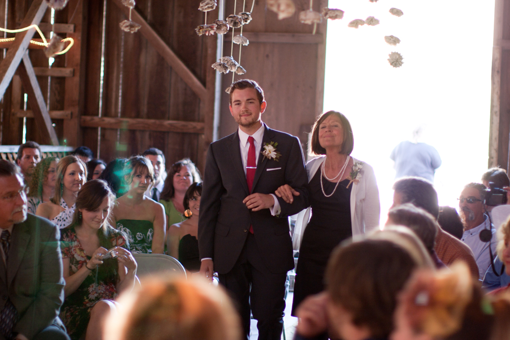barn-yard-wedding-with-antique-touches