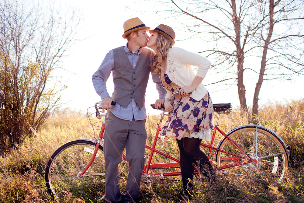 fall-tandem-bike-engagement-session