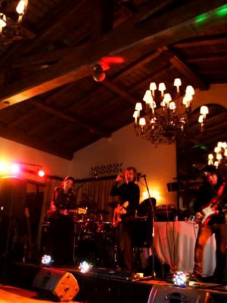 Live Music and DJ/MC combined is the way to go for your wedding music!
