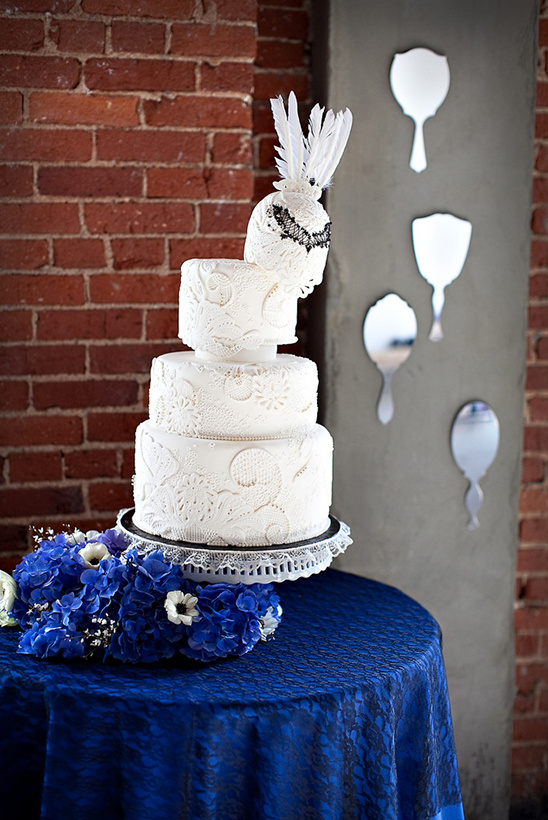 lace wedding cake @weddingchicks