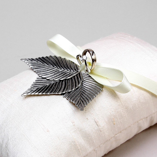 Wedding rings on leaf-shaped pillow