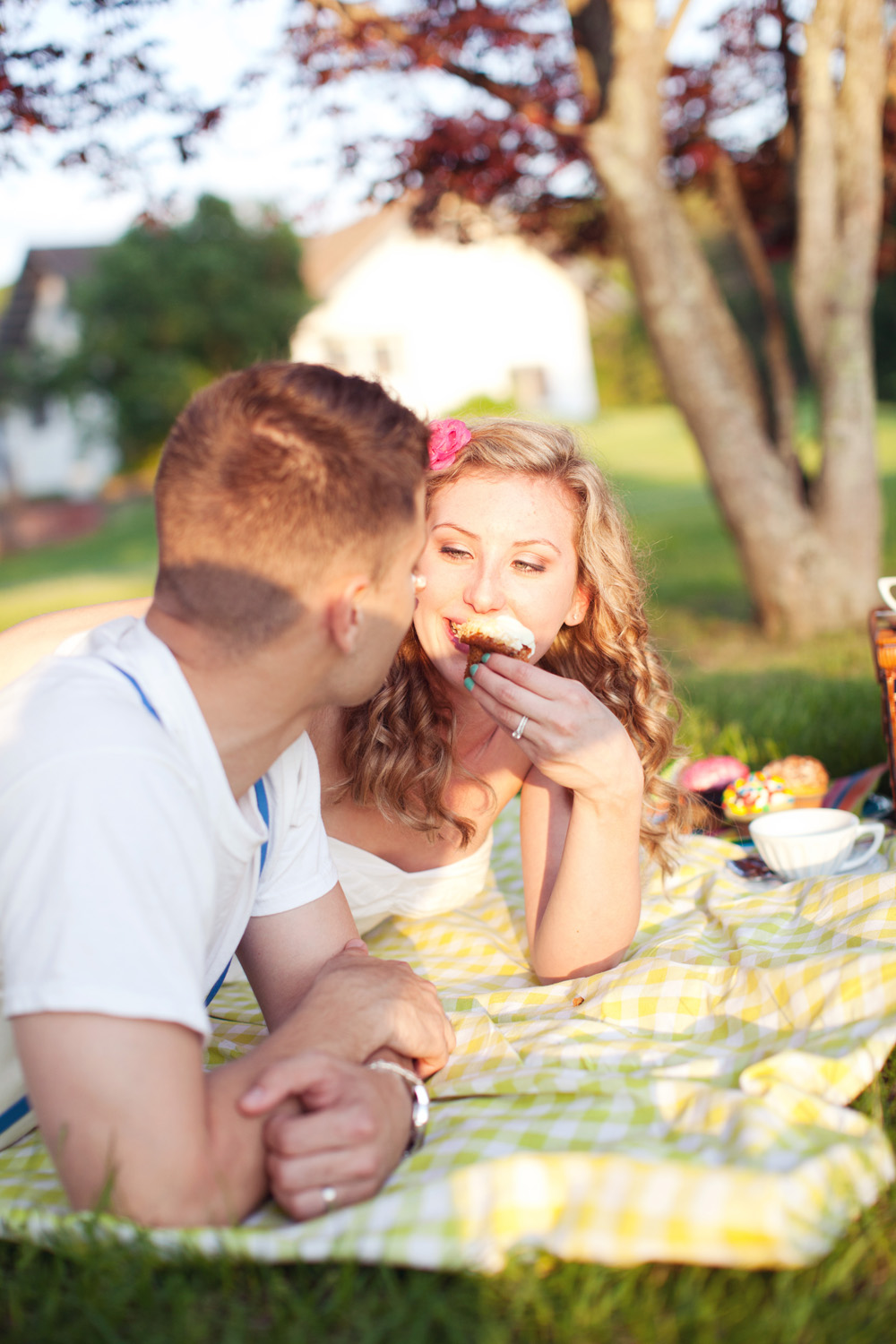 tea-and-cupcakes-engagement-session