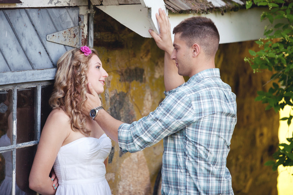 tea-and-cupcakes-engagement-session