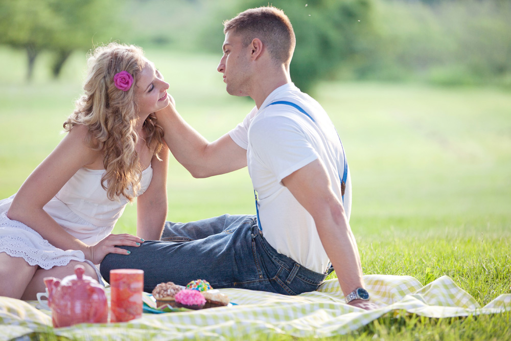 tea-and-cupcakes-engagement-session