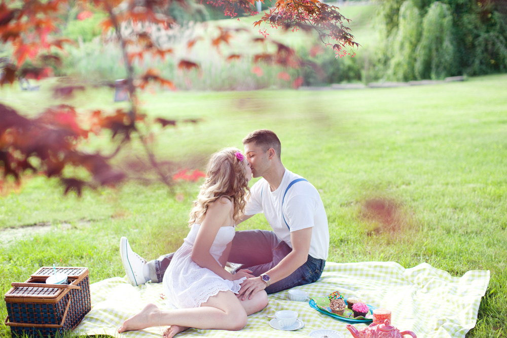 tea-and-cupcakes-engagement-session