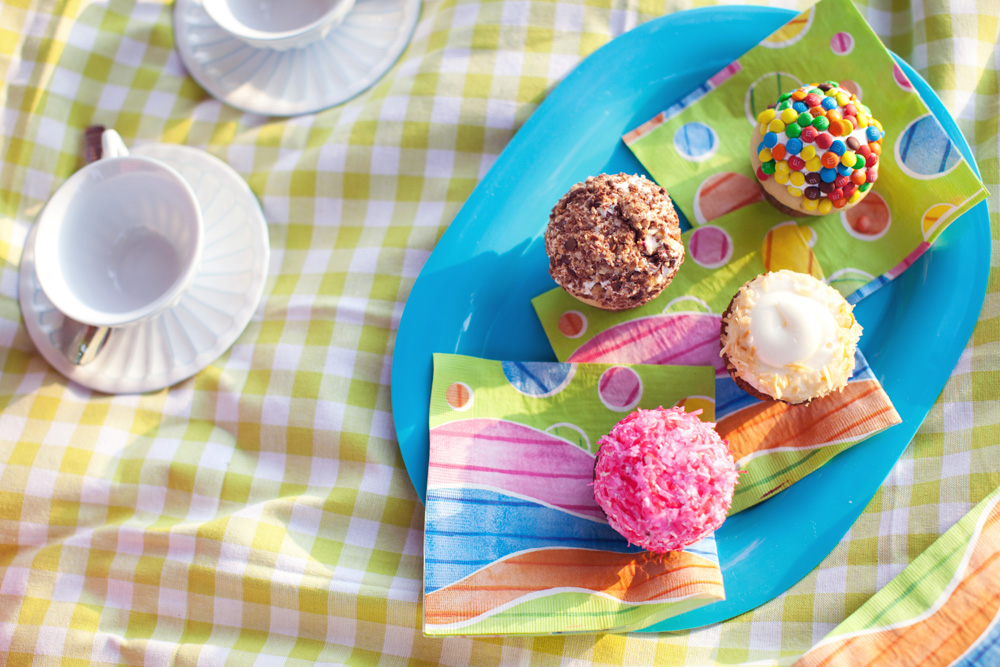 tea-and-cupcakes-engagement-session