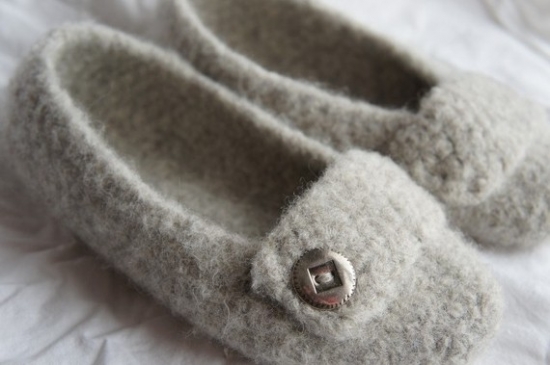 Grey woolen slippers with decorative silver button