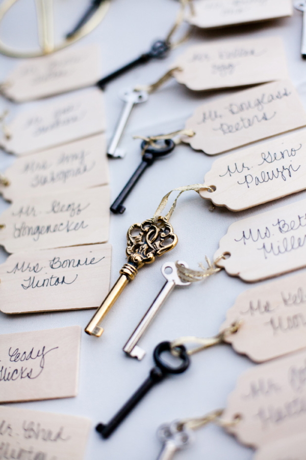 glamorous-wedding-with-vintage-key