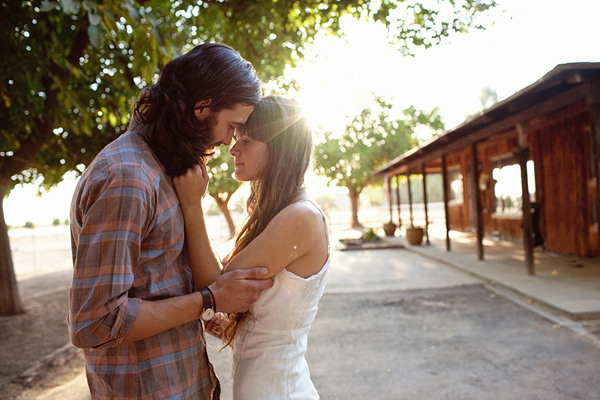 unique-engagement-photos-with-a-horse