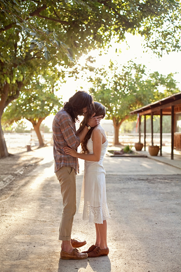 unique-engagement-photos-with-a-horse