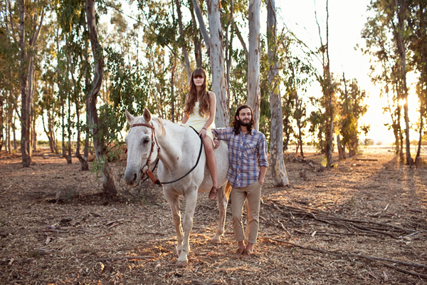 unique-engagement-photos-with-a-horse