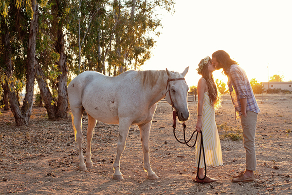 unique-engagement-photos-with-a-horse