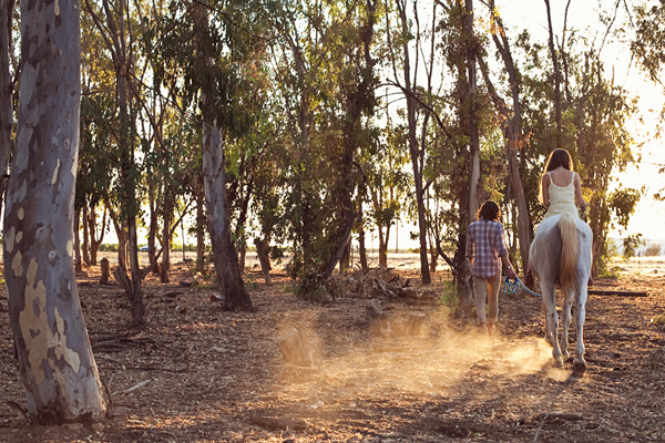 unique-engagement-photos-with-a-horse