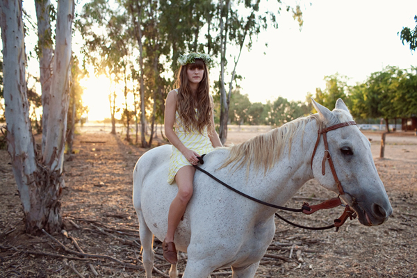 unique-engagement-photos-with-a-horse