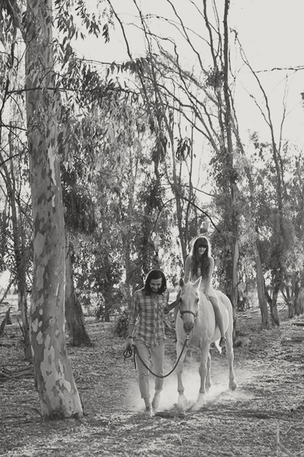 unique-engagement-photos-with-a-horse