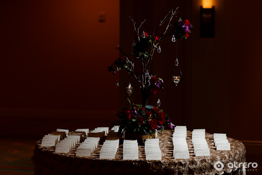 Elegant wedding table decoration with flowers and place cards