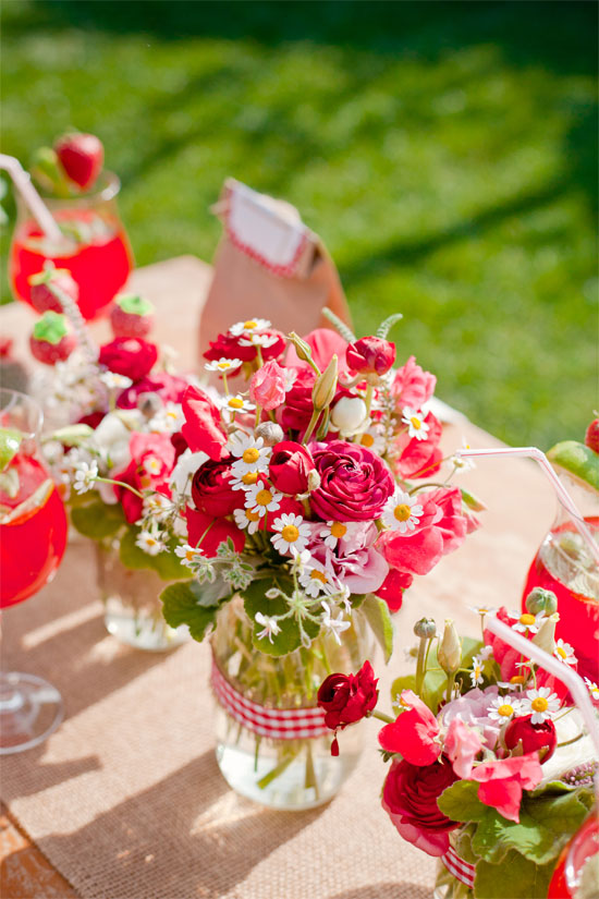 strawberry-garden-bridal-shower-ideas