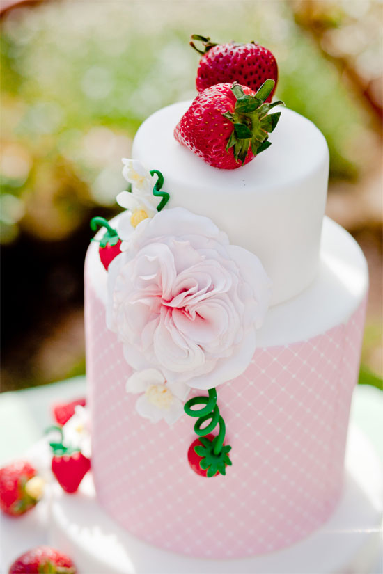 strawberry-garden-bridal-shower-ideas