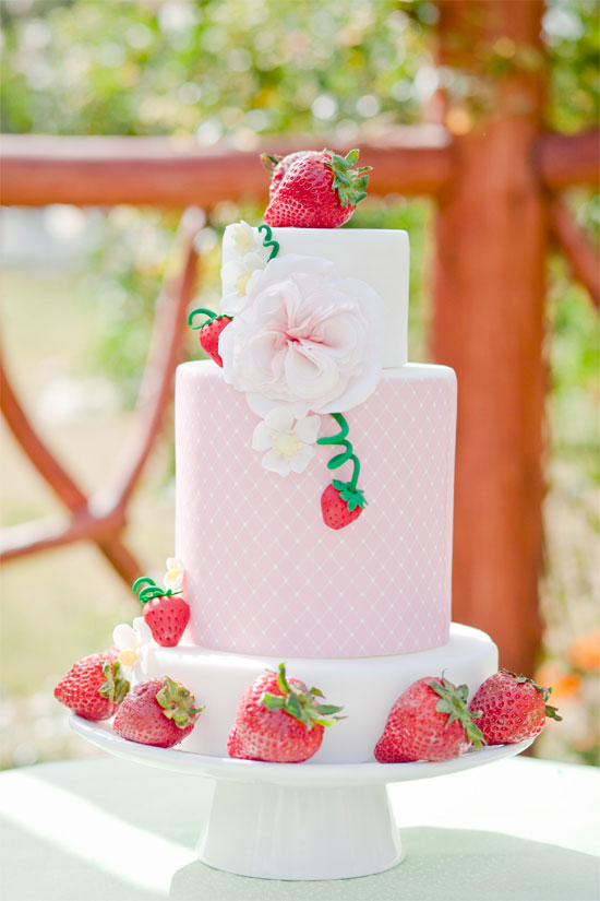 strawberry-garden-bridal-shower-ideas