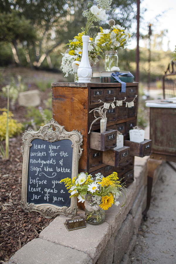 yellow-and-cream-rustic-wedding-ideas