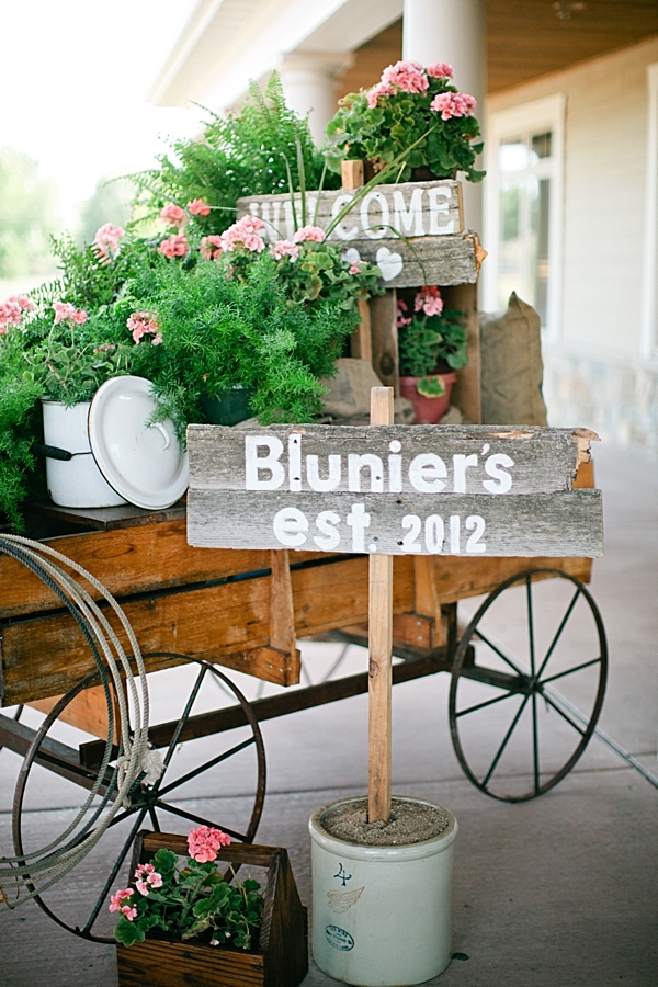 diy-rustic-wagon-wheel-wedding