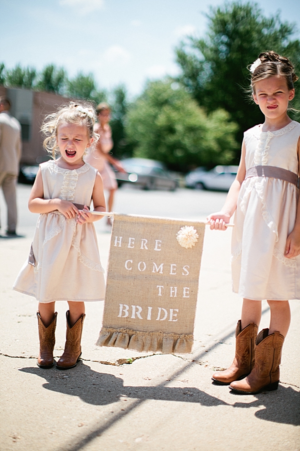 diy-rustic-wagon-wheel-wedding