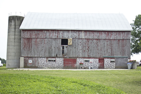 elegant-and-glamorous-barn-wedding