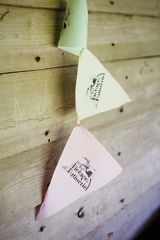glamorous-uk-barn-wedding