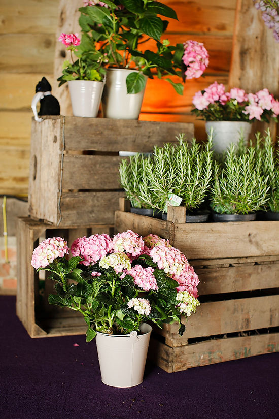 glamorous-uk-barn-wedding
