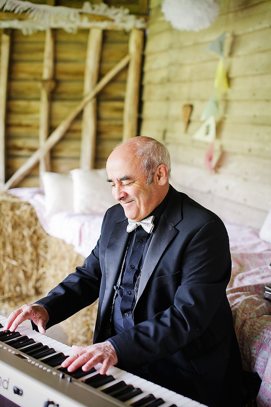 glamorous-uk-barn-wedding