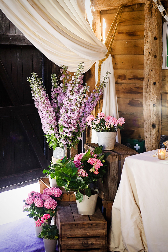 glamorous-uk-barn-wedding