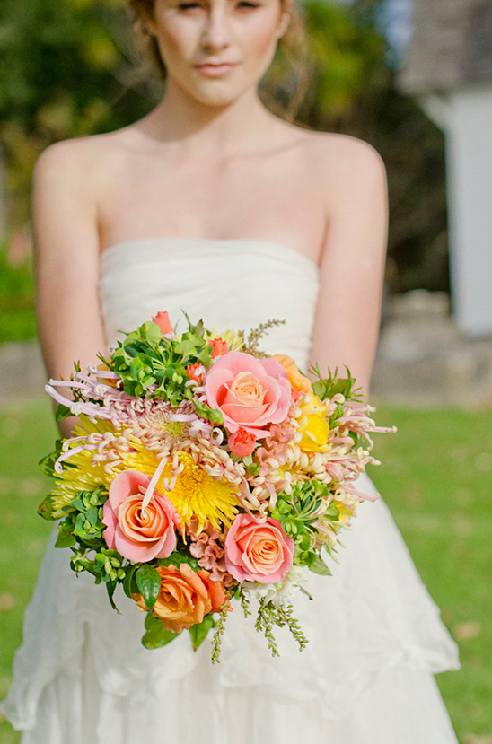 Bride holding a bouquet of roses and chrysanthemums