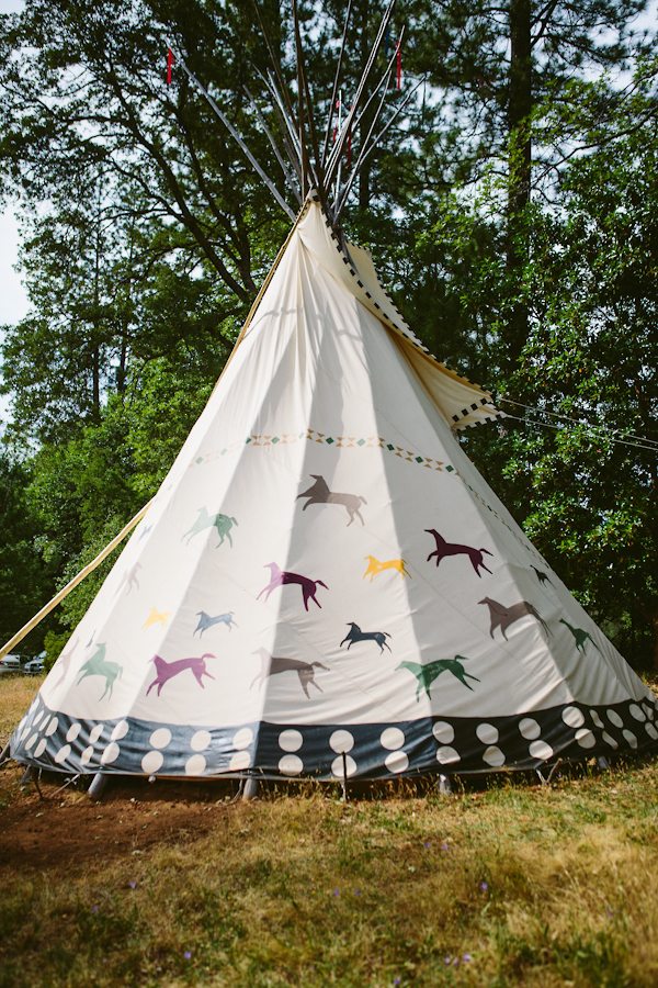 enchanting-backyard-teepee-wedding