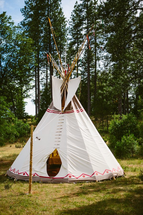enchanting-backyard-teepee-wedding