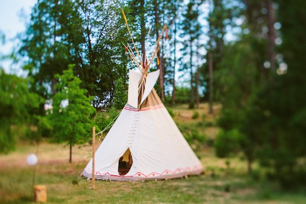 enchanting-backyard-teepee-wedding