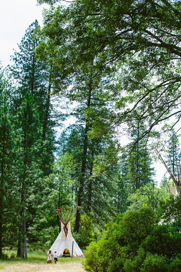 enchanting-backyard-teepee-wedding