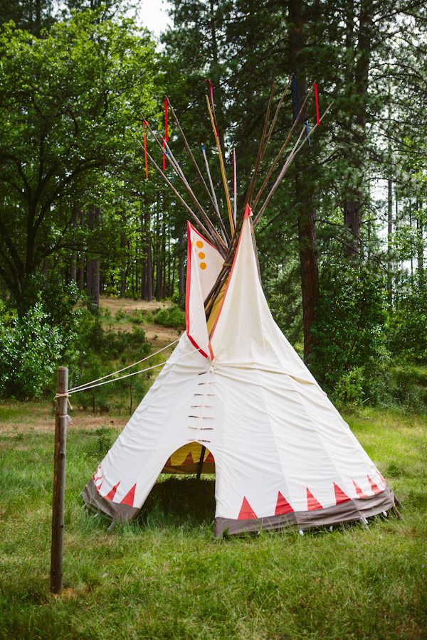 enchanting-backyard-teepee-wedding