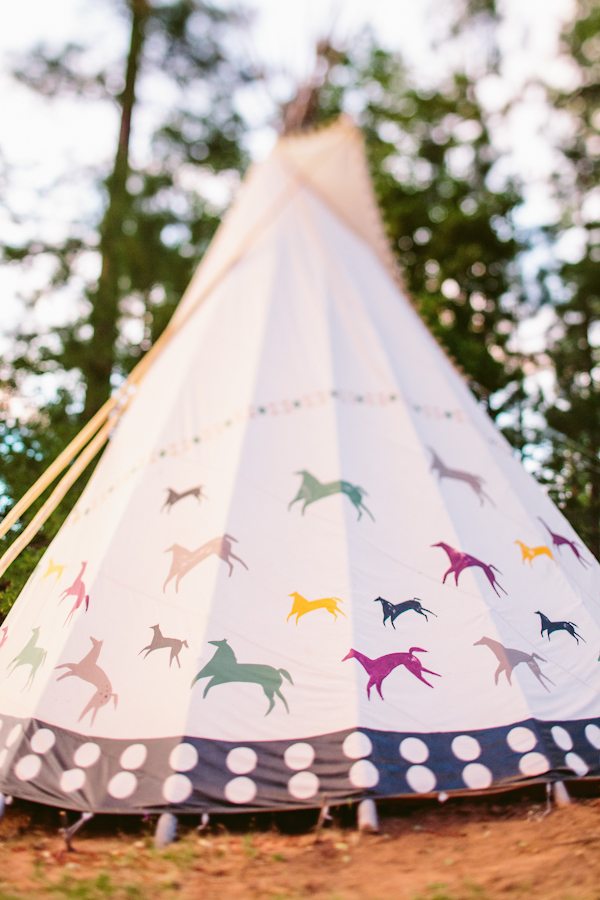 enchanting-backyard-teepee-wedding