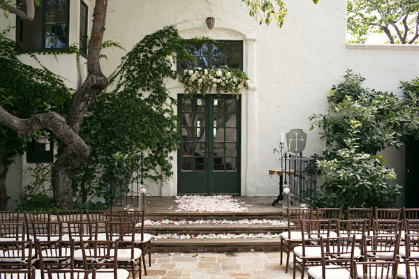 romantic-courtyard-wedding-at-the