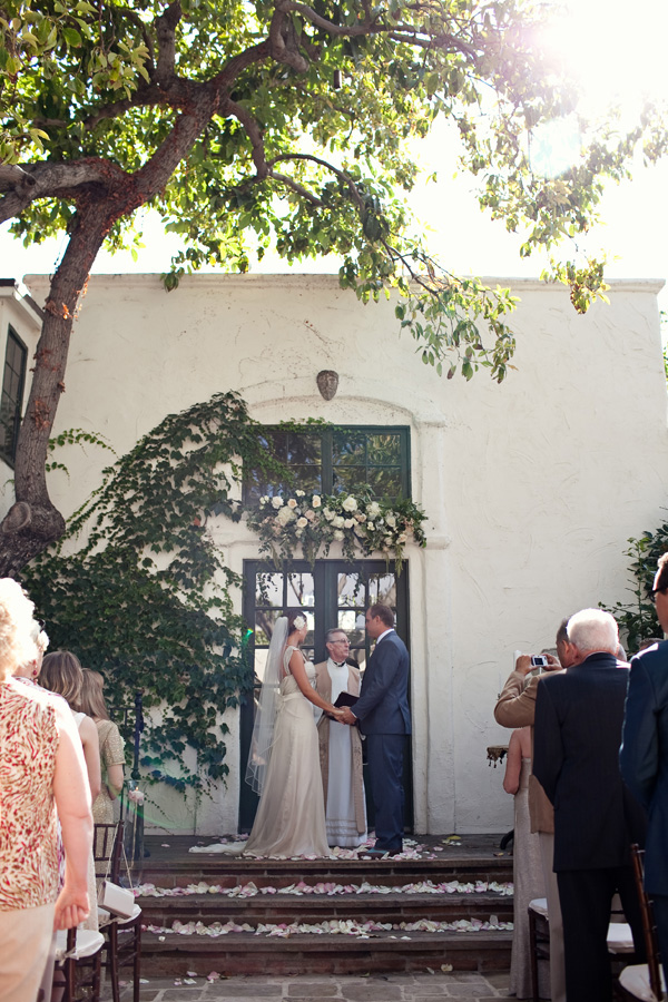 romantic-courtyard-wedding-at-the