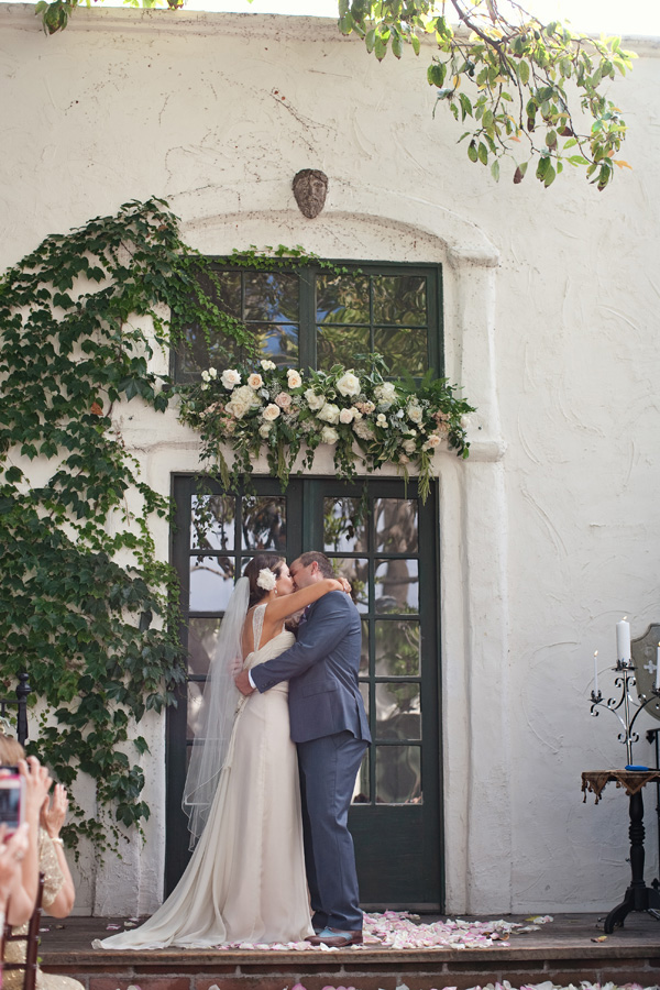 romantic-courtyard-wedding-at-the