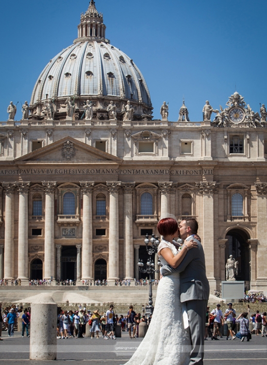 Newlyweds share a kiss in front of St  Peter's Basilica, Rome