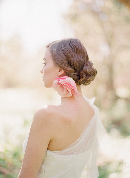 Woman in bridal gown with pink flower髪型